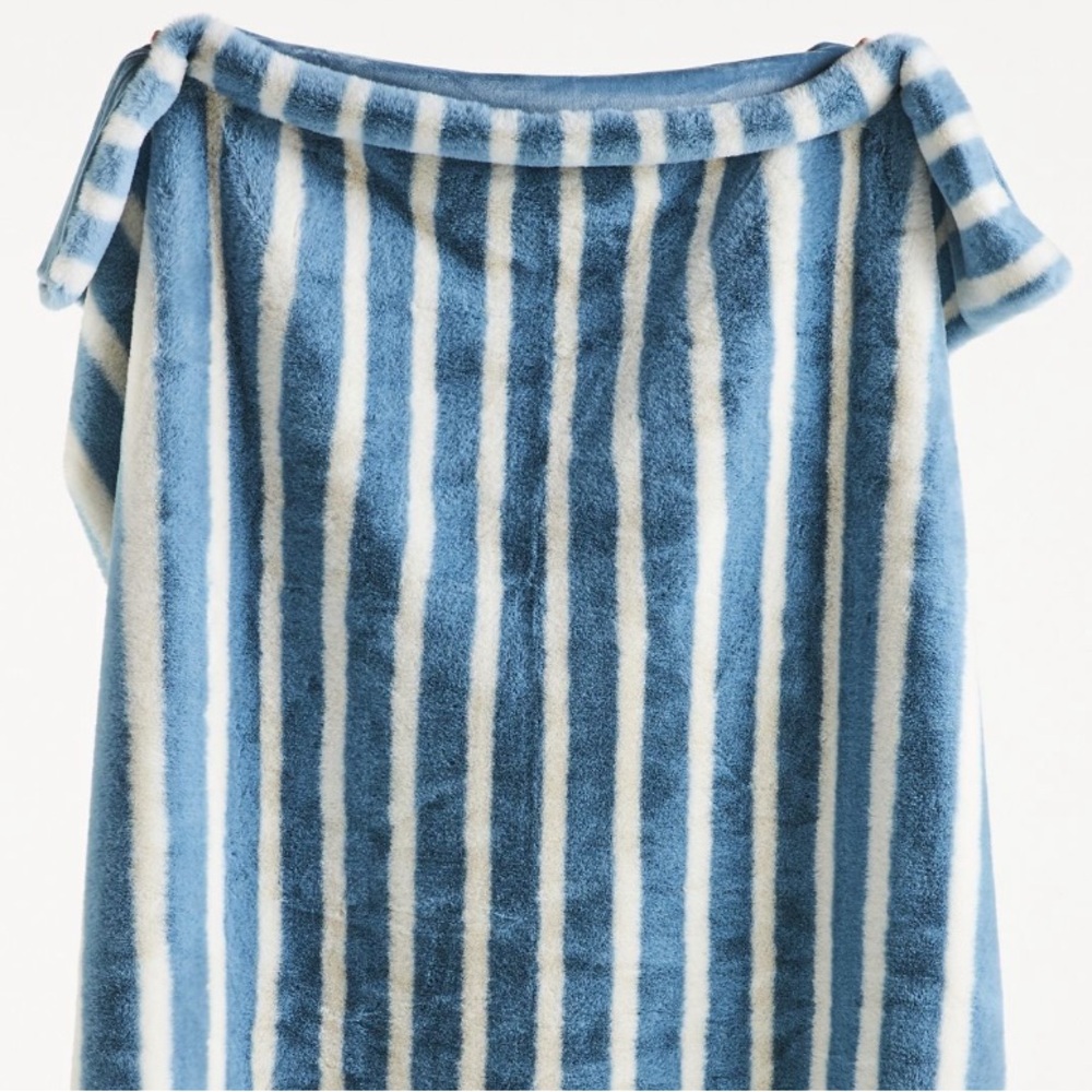 Sophie viral Striped faux fur Throw Blanket